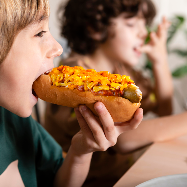 kids-eating-hot-dogs-together